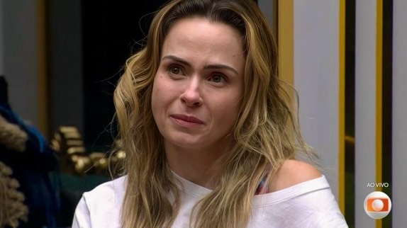 Foto de Ana Paula chorando no Big Brother Brasil, depois da morte do pai