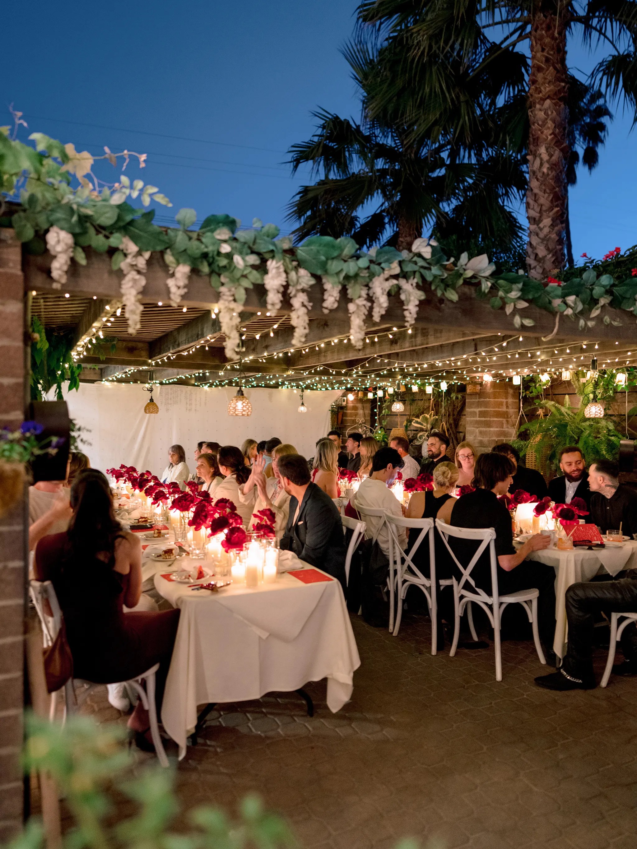 Jantar de casamento com duas mesas retangulares pequenas