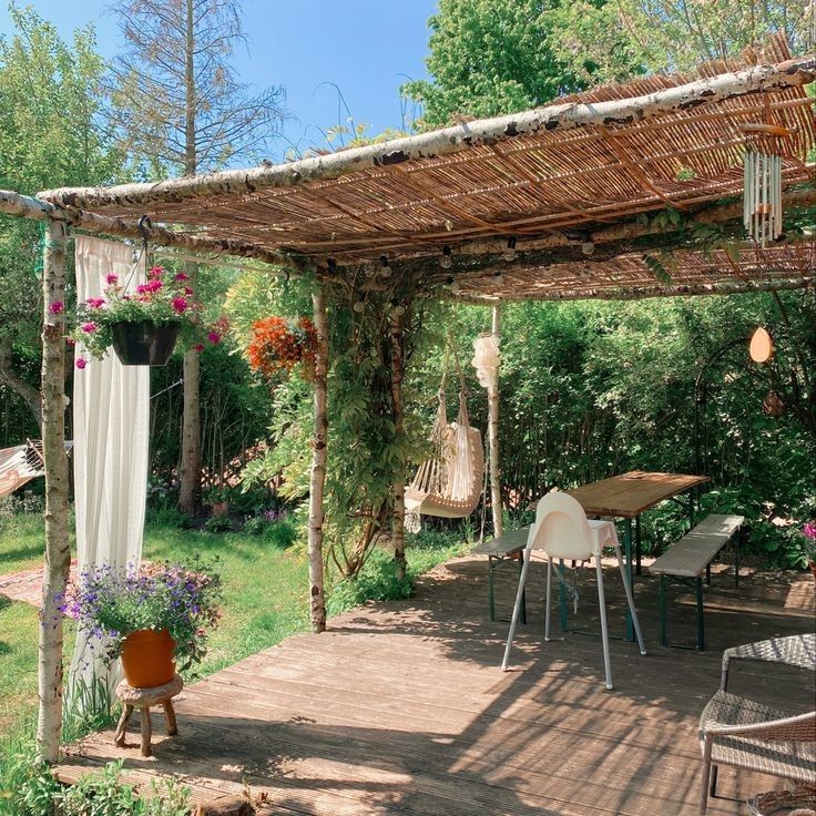 Jardim r&uacute;stico com cobertura de bambu