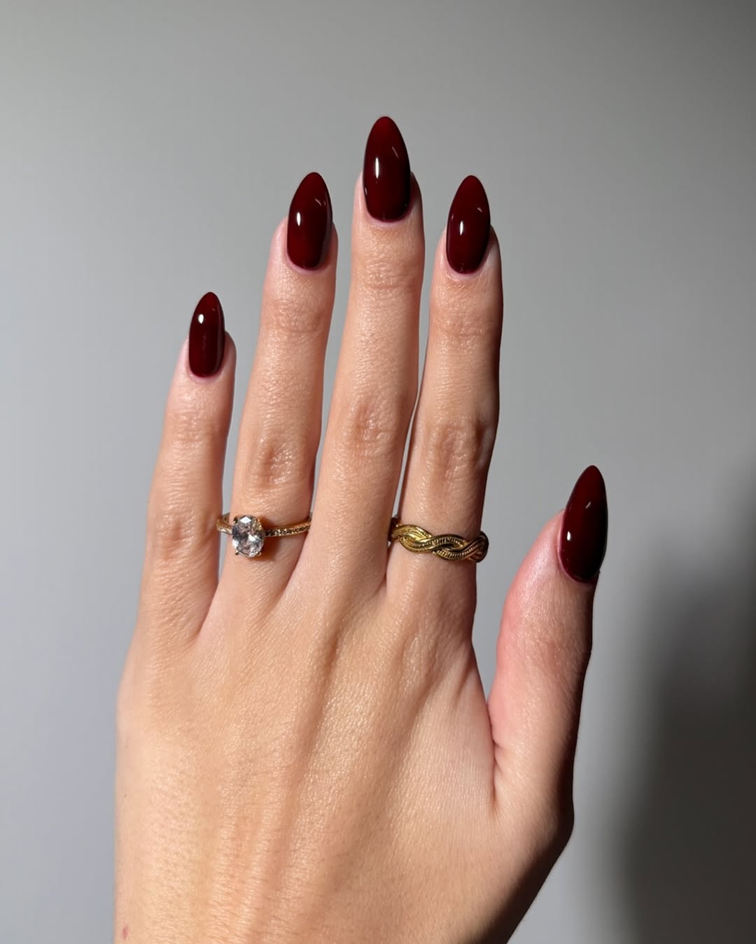 Foto de uma m&atilde;o com unhas coloridas de vermelho na cor sangue