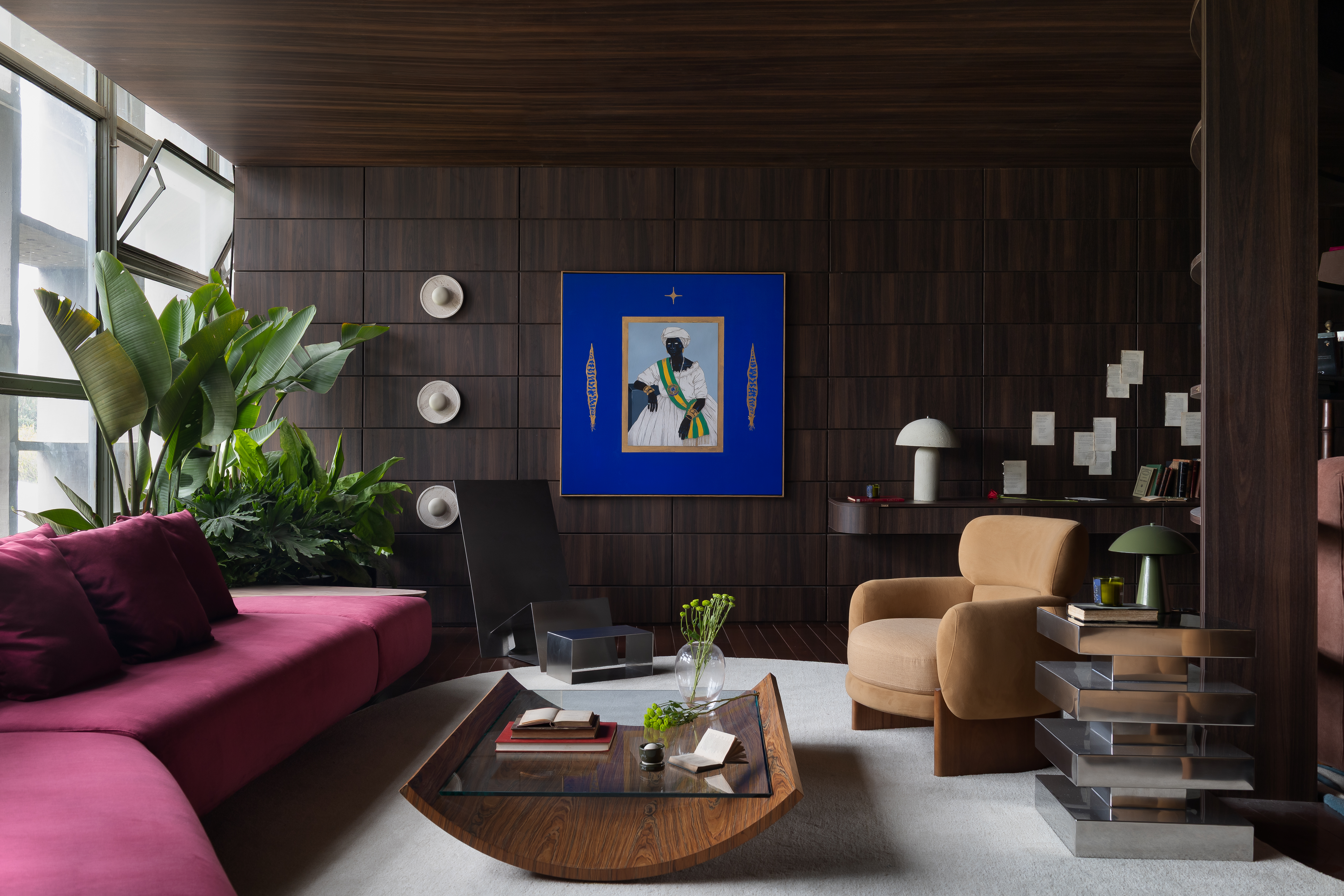 Ambiente de arquitetura em tons de madeira escura e veludo vinho