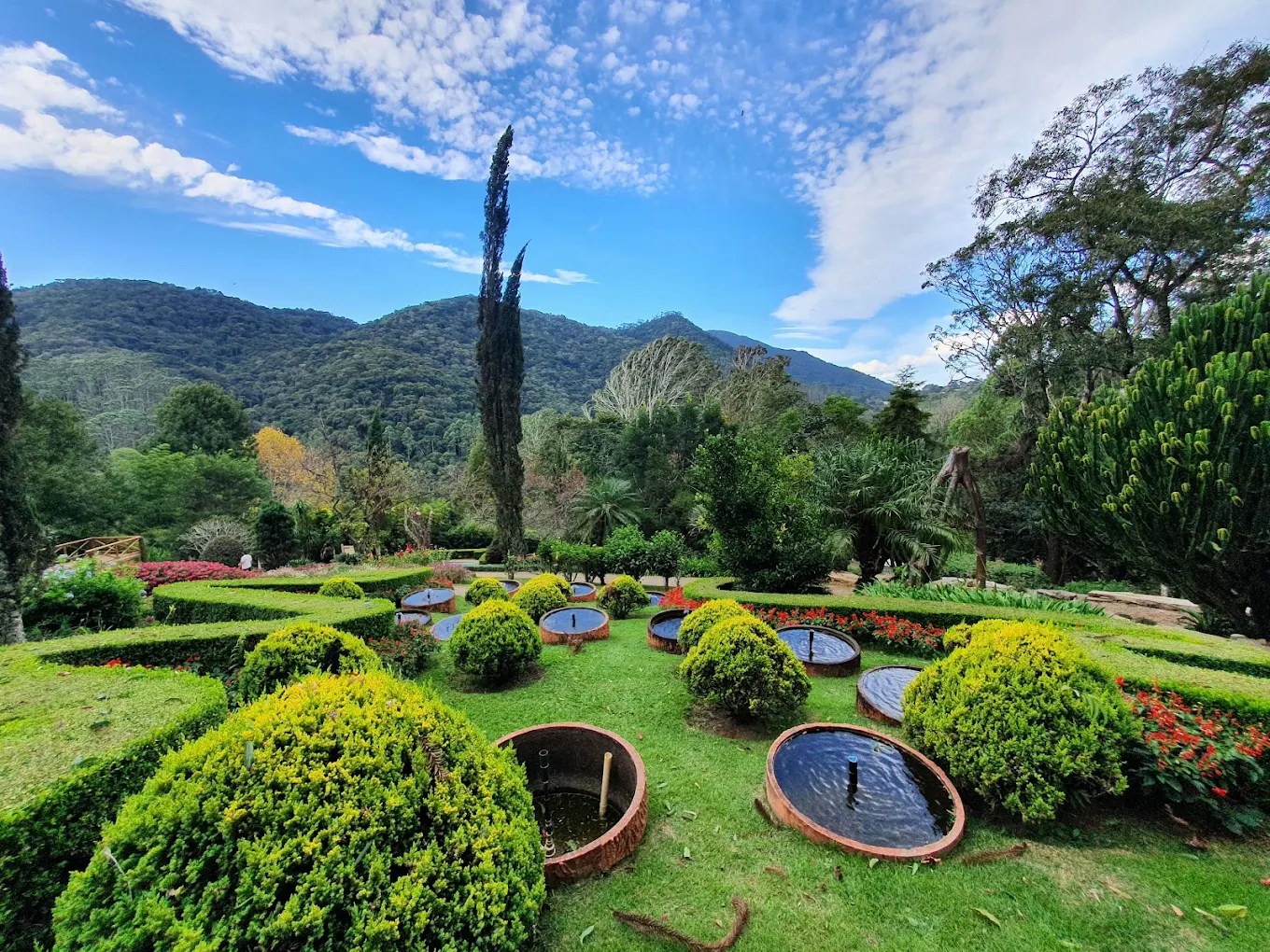 Jardim dos Pinhais Ecco Parque com paisagismo temático, espelhos d’água e vista para a Serra da Mantiqueira em Santo Antônio do Pinhal.