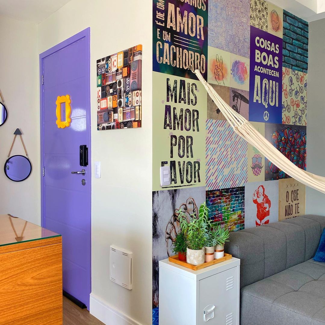 Ambiente com parede de lambe-lambes com frases e ilustra&ccedil;&otilde;es coloridas, combinando tipografias criativas para uma decora&ccedil;&atilde;o jovem e cheia de personalidade