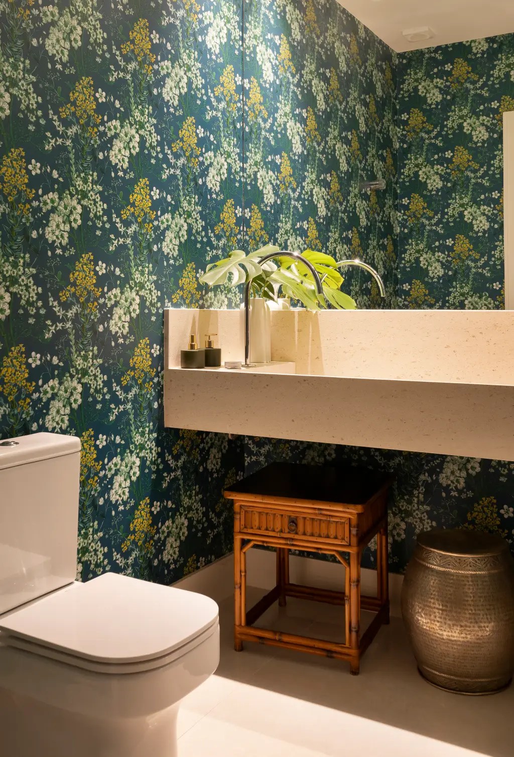 Lavabo com papel de parede floral com fundo verde
