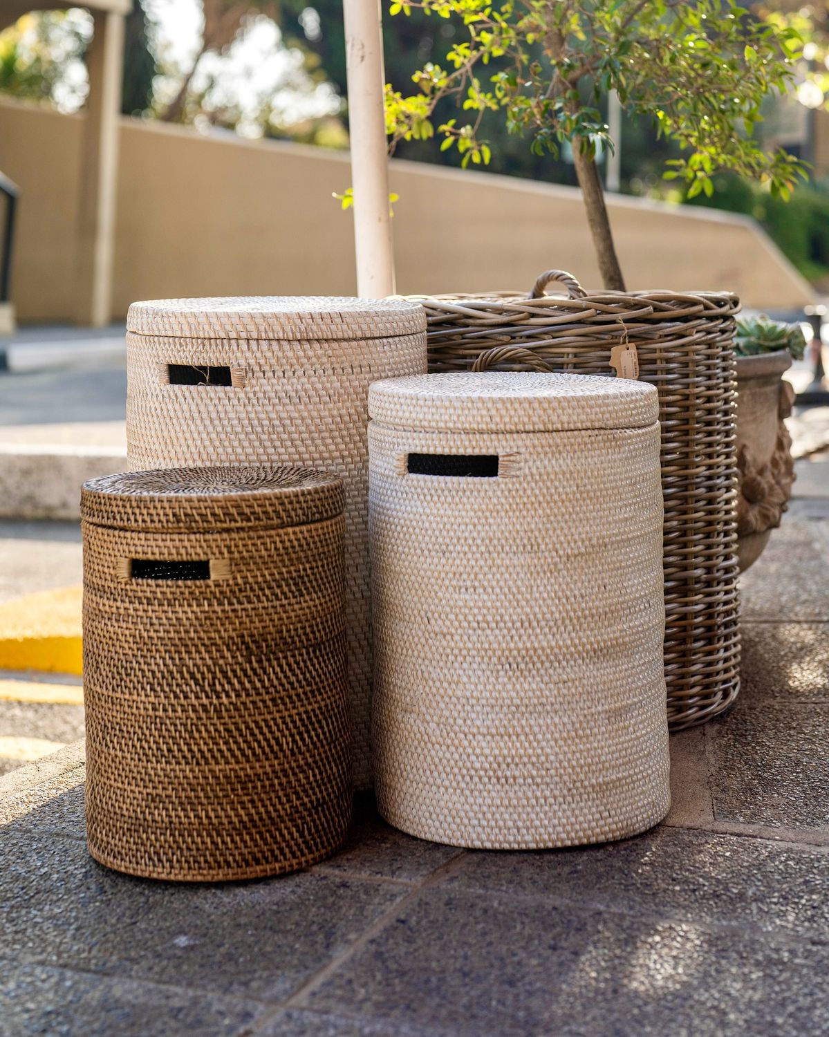 Quatro lixeiras com cestos decorativos