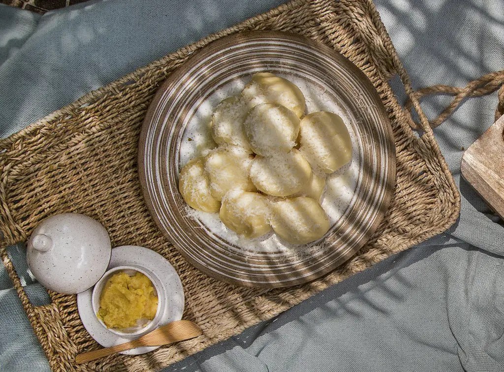 Pão delícia servido em cesto de juta