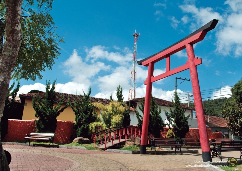 Praça do Artesão em Santo Antônio do Pinhal com portal japonês vermelho, jardins e arquitetura charmosa no centrinho da cidade.