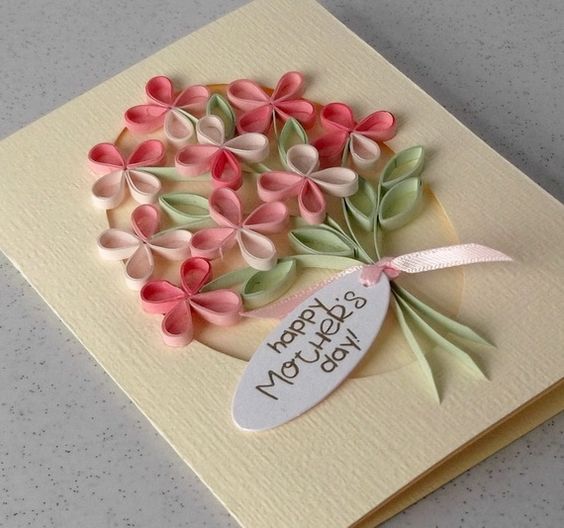Cartão de presente com desenho floral e bilhete de dia das mães