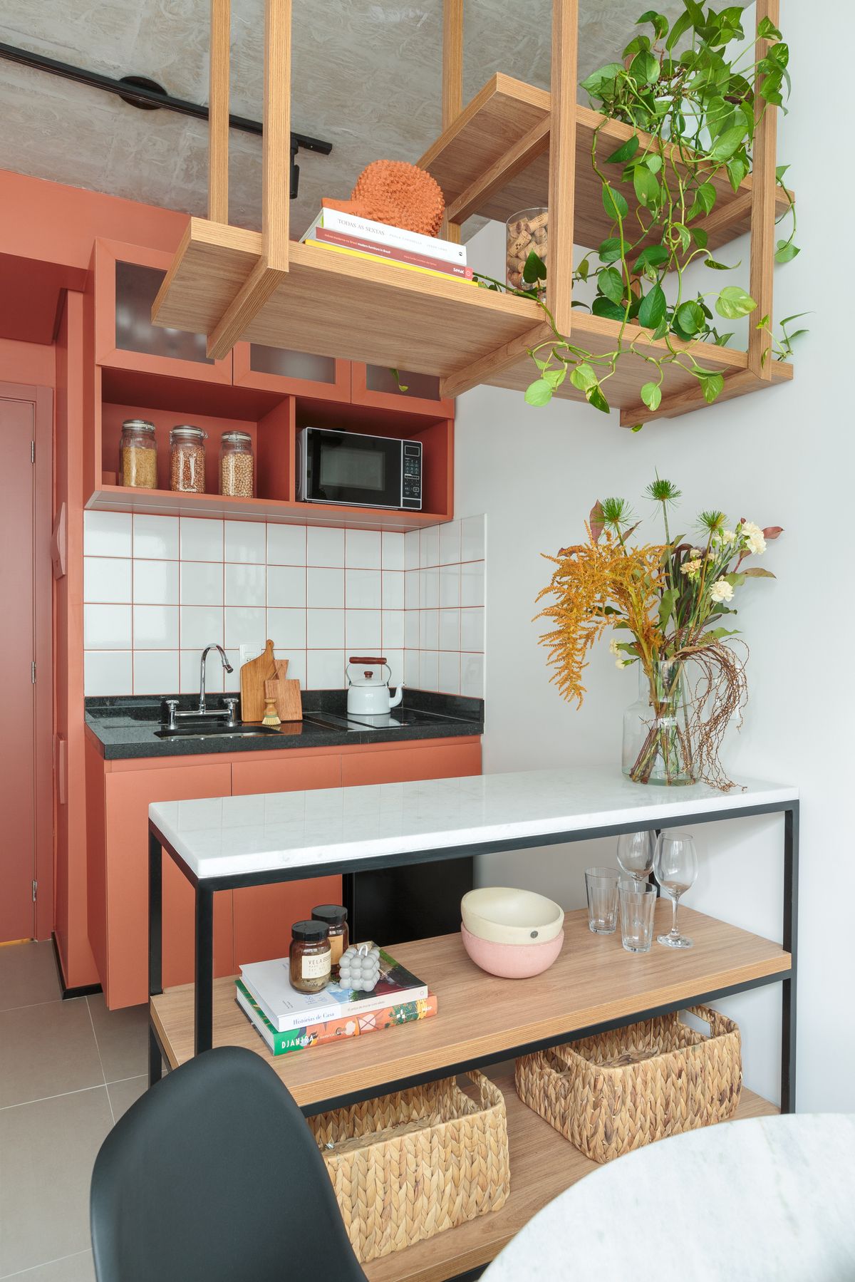 Cozinha pequena com bancada e prateleira suspensa