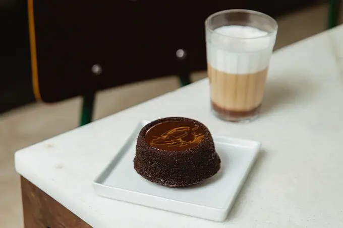 Petit gateau e café mocha servidos em mesa