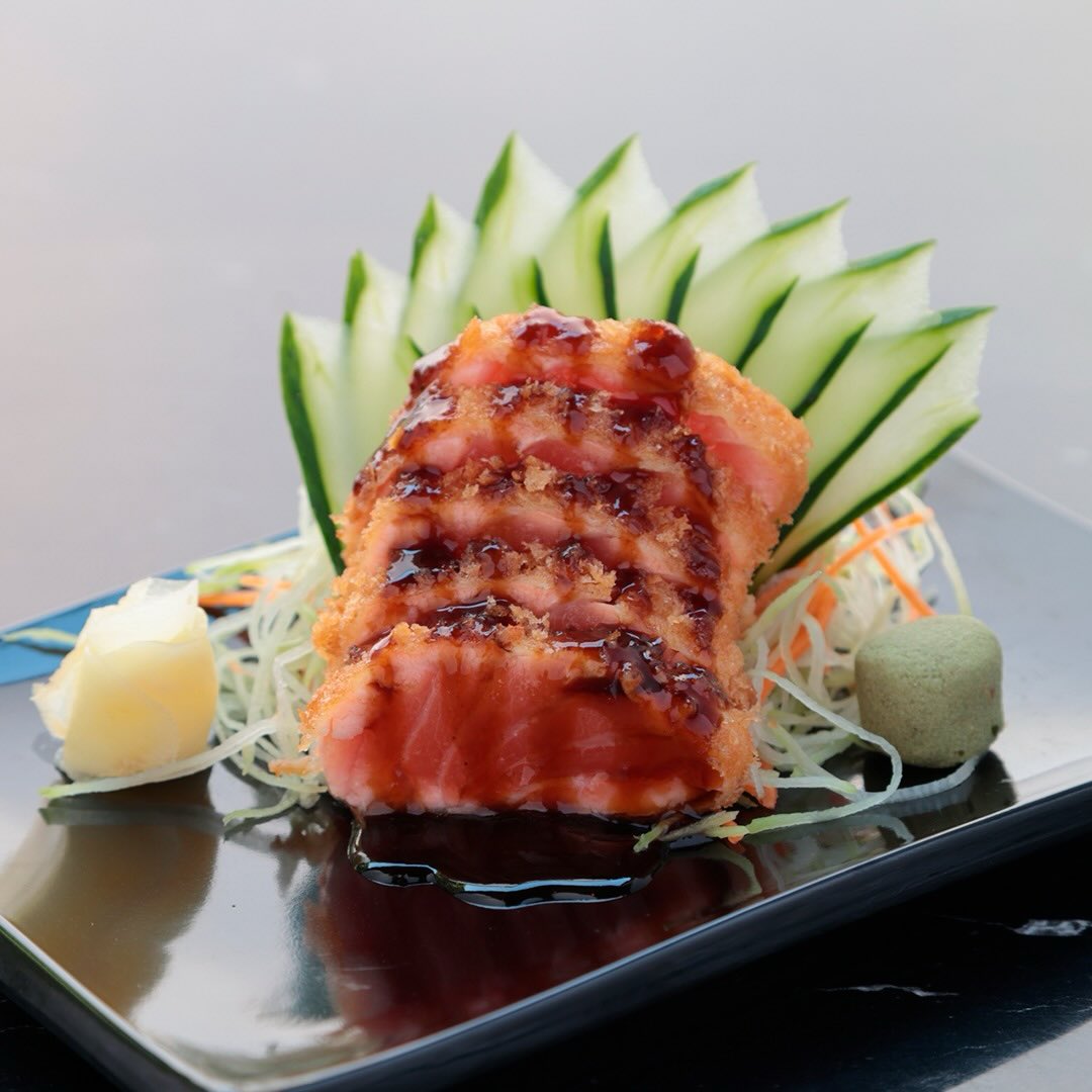 Sashimi de sal,&atilde;o servido em prato preto