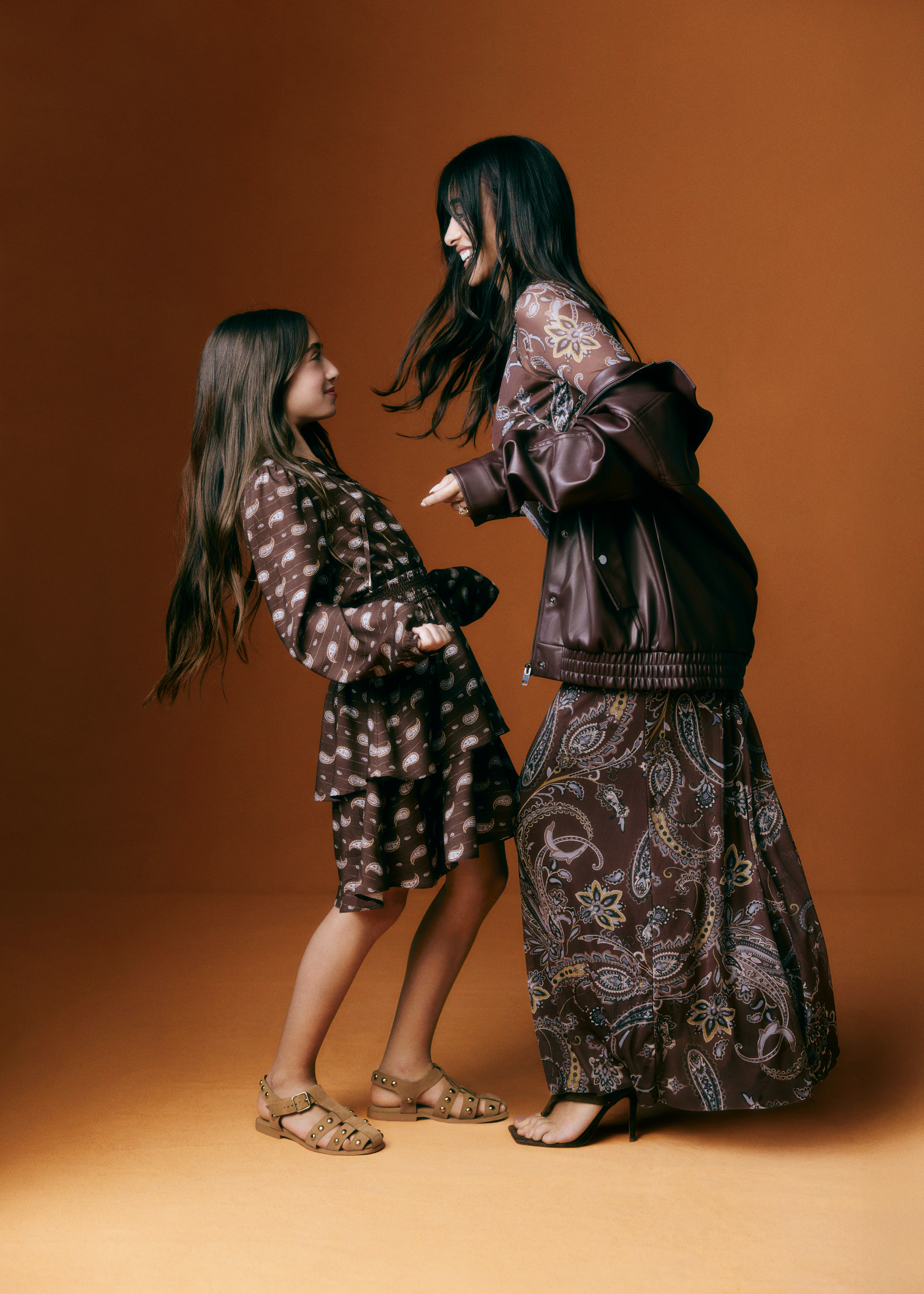 Silvia Braz e sua filha Bebela em campanha de moda posam frente a fundo em tons terrosos, vestindo looks coordenados com estampa boho sofisticada da cole&ccedil;&atilde;o Riachuelo