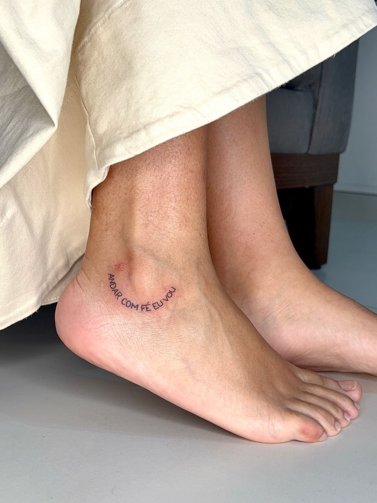 Foto de tatuagem com a frase &ldquo;Andar com f&eacute; eu vou&rdquo;