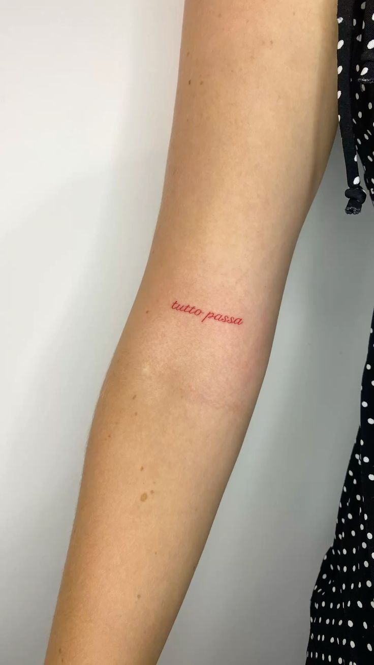 Foto de tatuagem com a frase &ldquo;Tutto passa&rdquo;