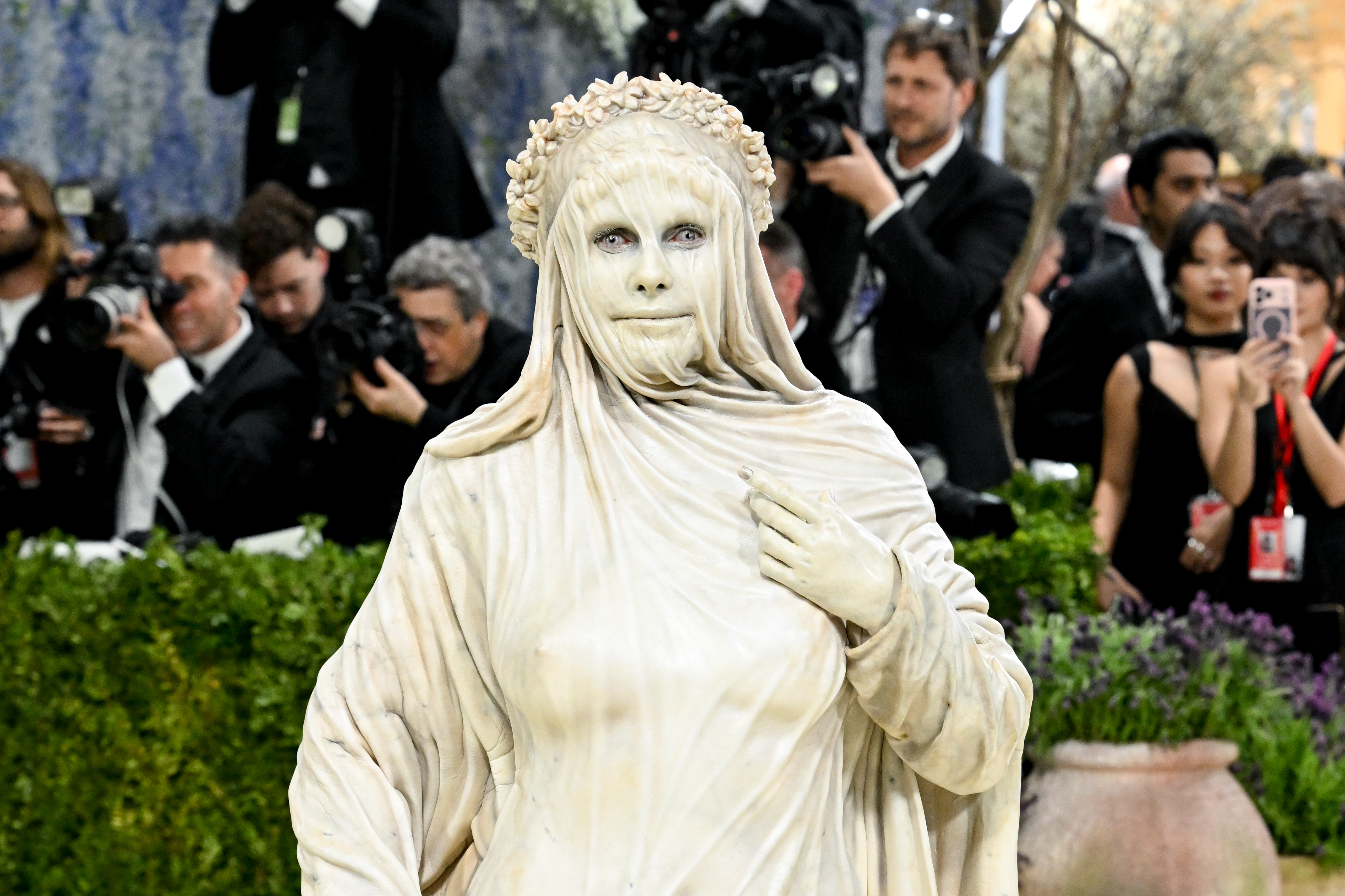 Heidi Klum usa look que imita escultura de pedra com efeito de tecido esculpido no Met Gala 2026, em Nova York