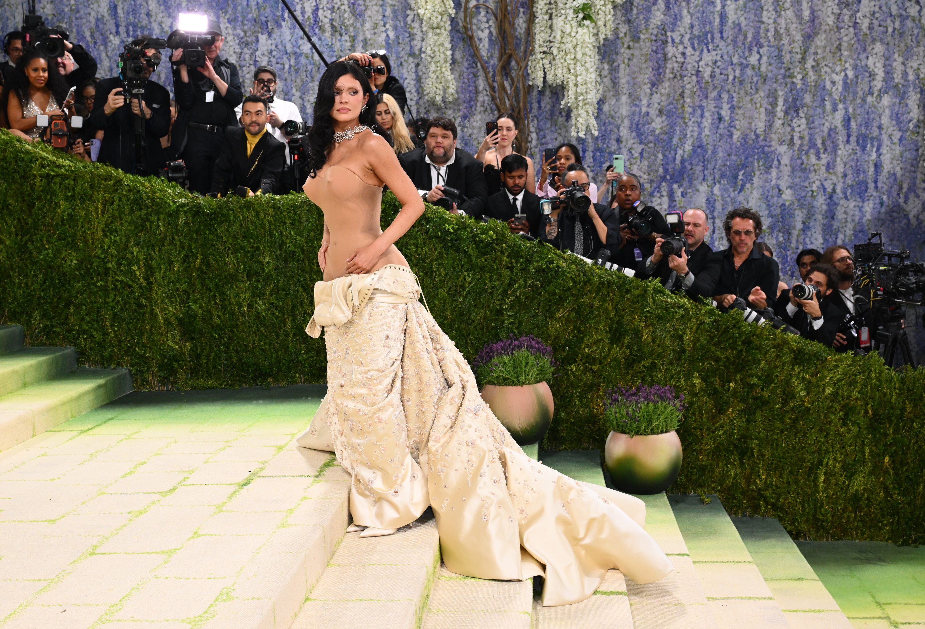 Kylie Jenner dá show de breguice com “manta de alta-costura” no Met Gala