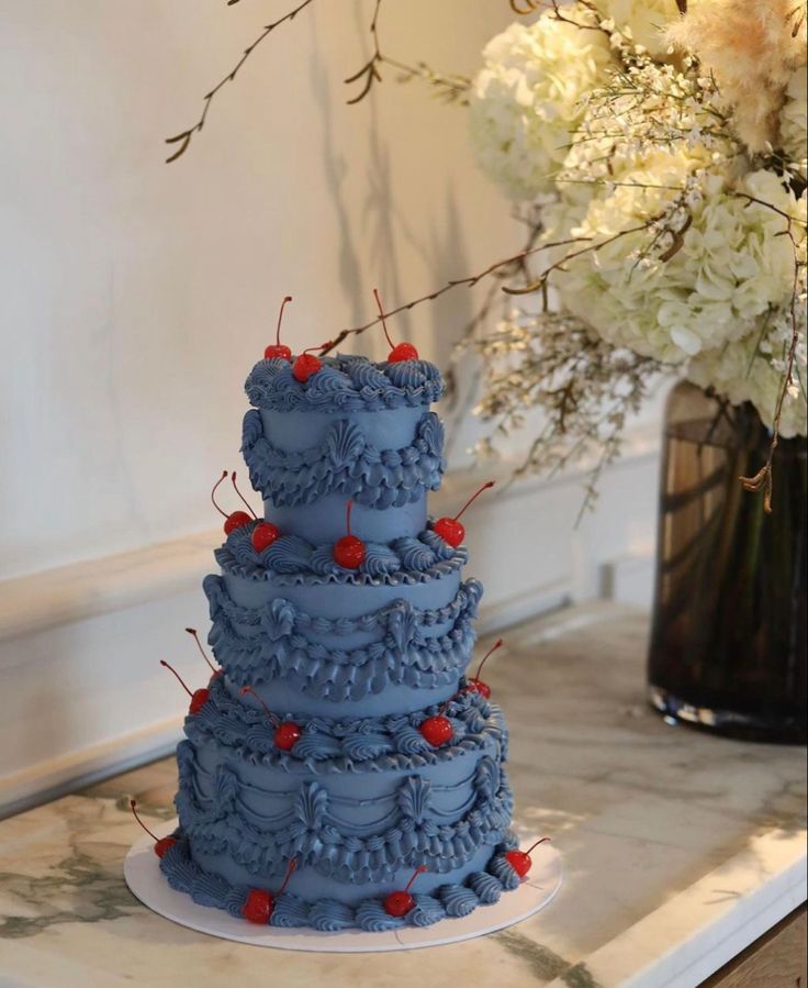 Bolo de quatro andares em azul com glac&ecirc;