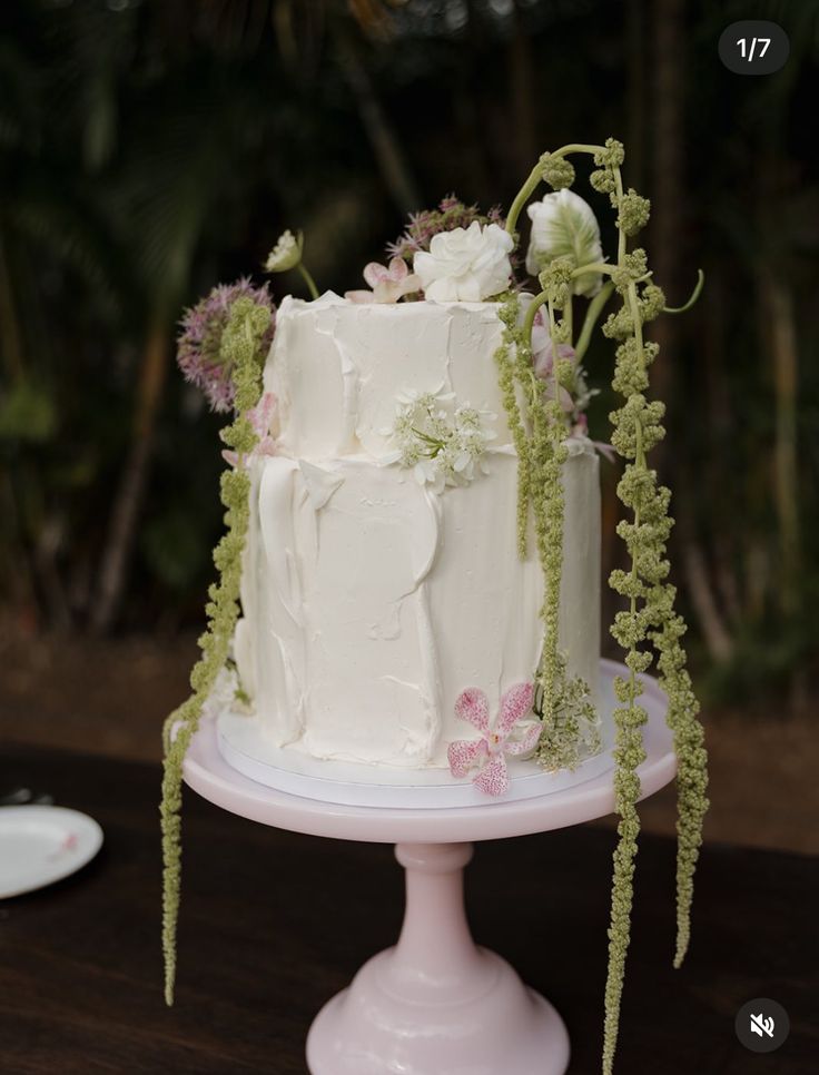 Bolo &uacute;nico em buttercream branco com flores silvestres