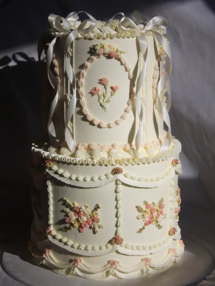 Bolo de dois andares em branco gelo com glac&ecirc; real
