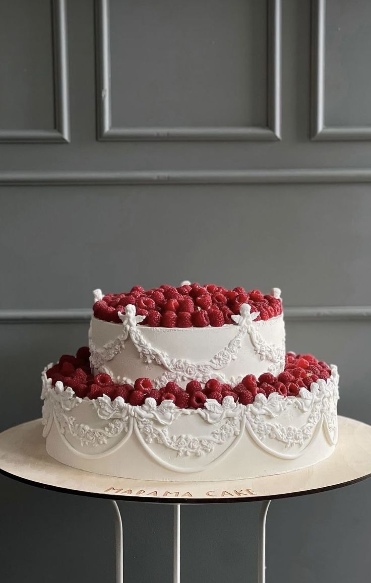 Bolo de dois andares com glac&ecirc; branco