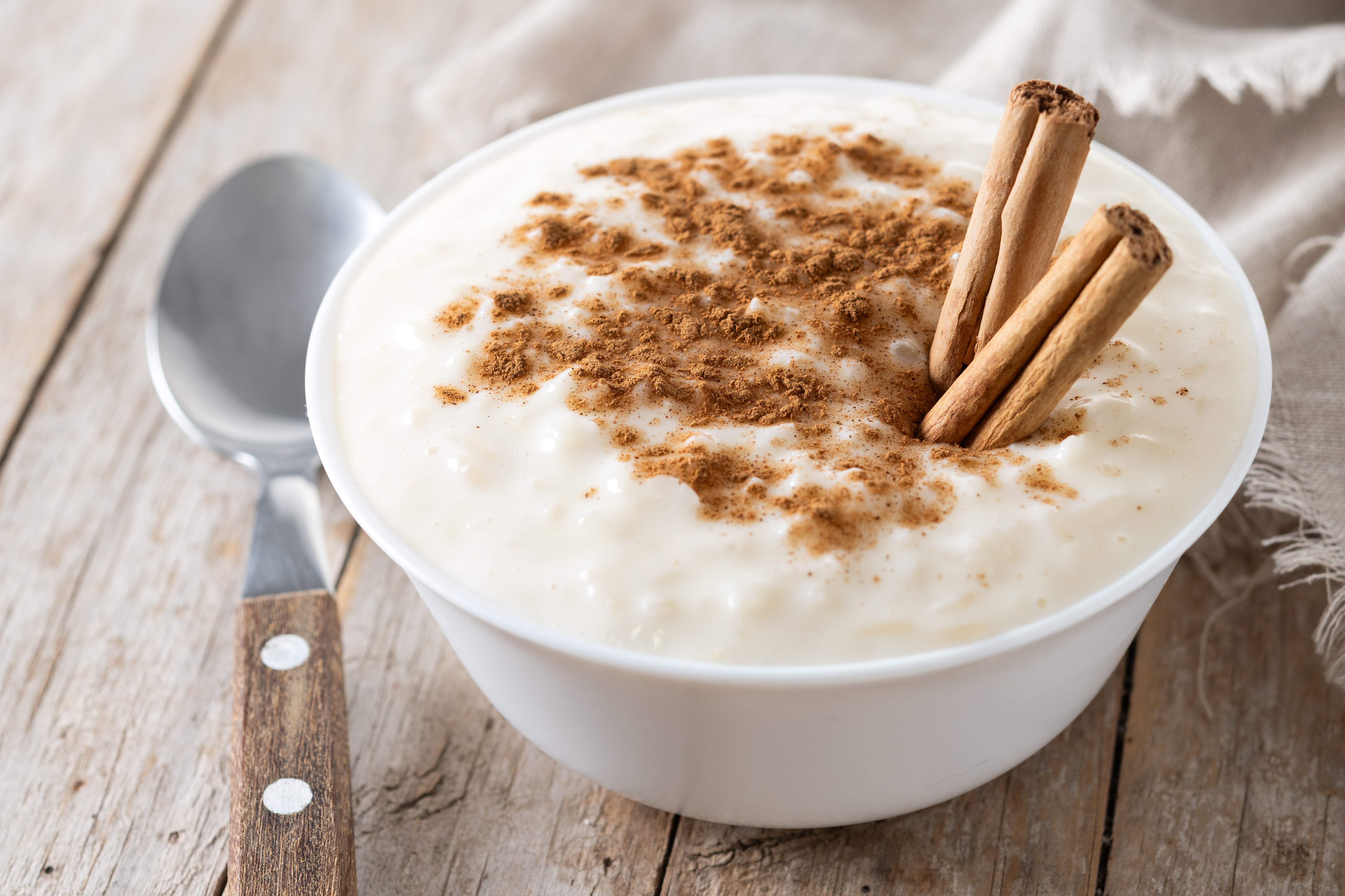Mingau proteico cremoso com canela em pó, café da manhã saudável e nutritivo rico em fibras