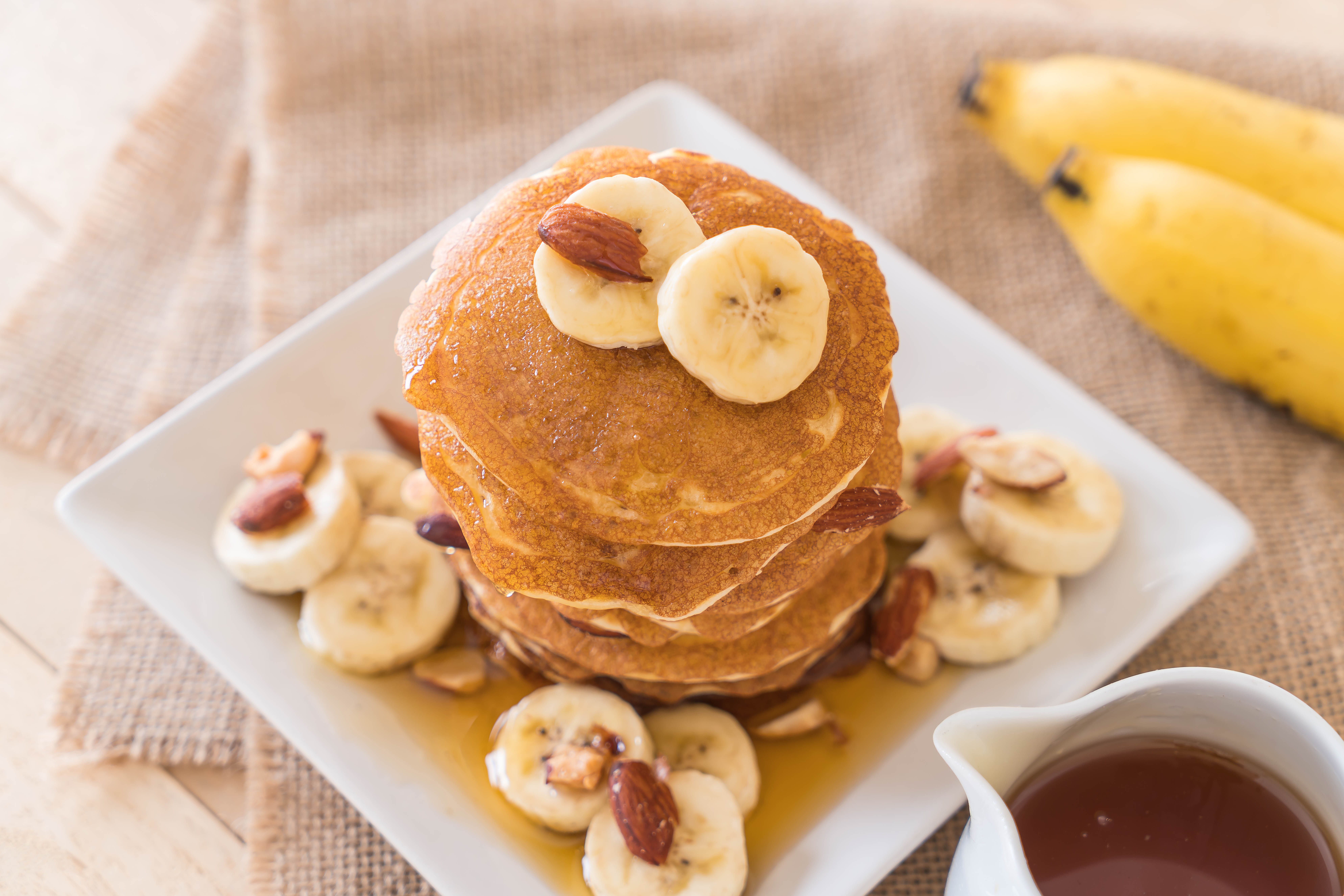 Panqueca de banana com aveia sendo preparada na frigideira, receita saudável e prática para café da manhã