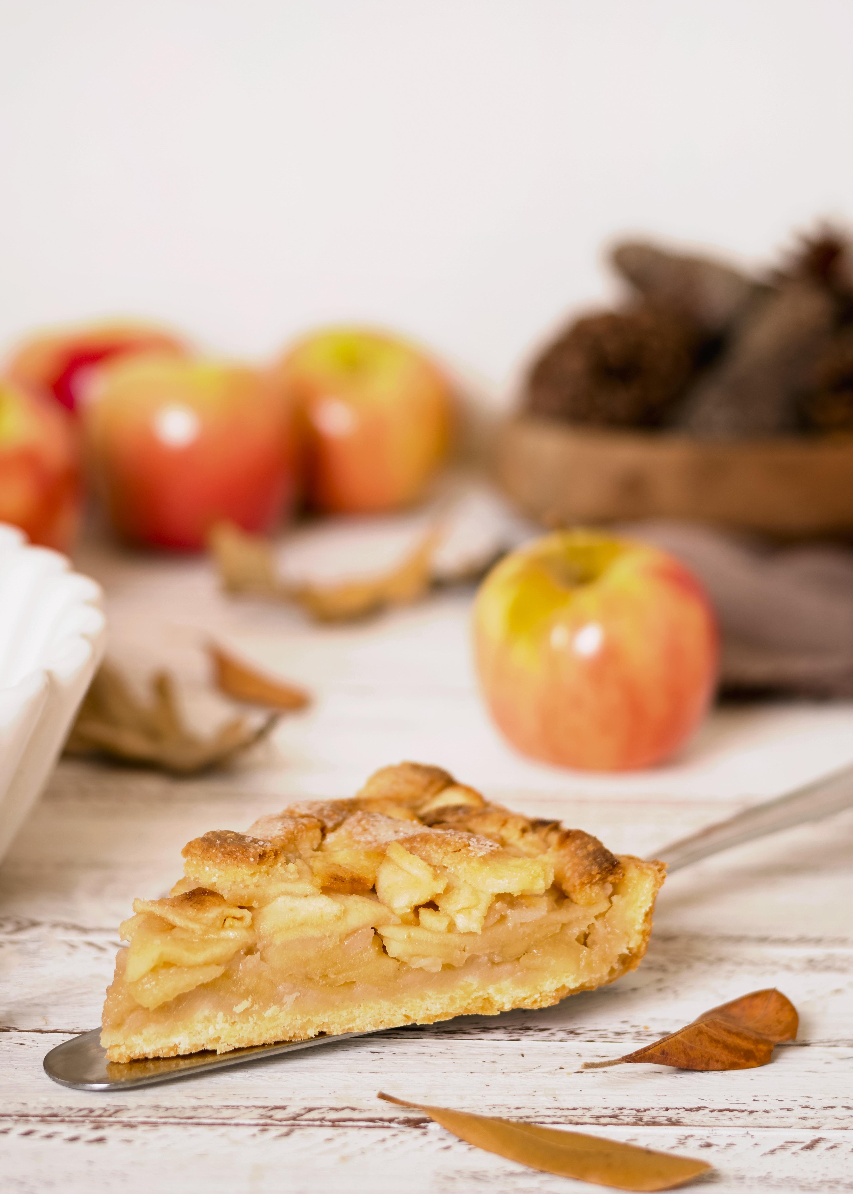 Fatia de torta de maçã fit com canela, sobremesa saudável preparada na frigideira