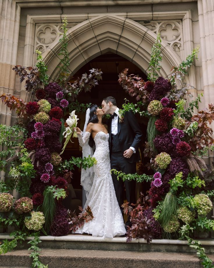 Arco floral circular com d&aacute;lias ameixa, hort&ecirc;nsias verdes e folhagens terrosas