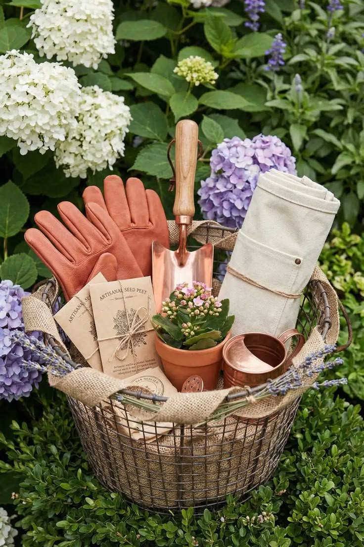 Cesta de jardinagem com luvas, ferramentas, sementes e vaso de planta, disposta em ambiente com flores.