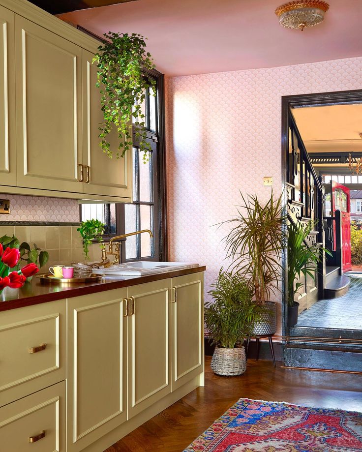 Teto em rosa blush com arm&aacute;rios em verde oliva