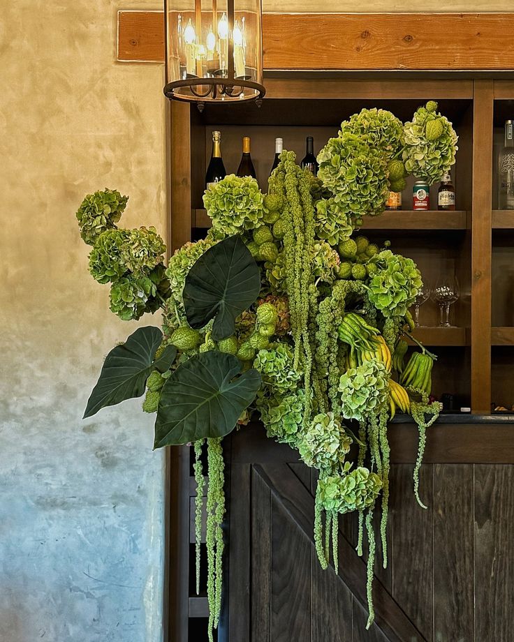 Arranjo todo verde com hort&ecirc;nsias e folhagens