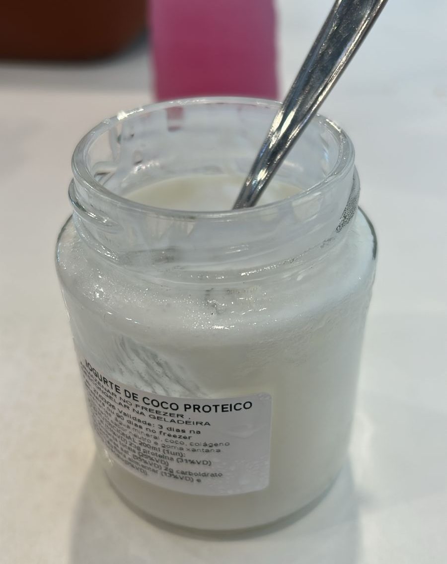 Foto de pote de vidro com iogurte branco e colher
