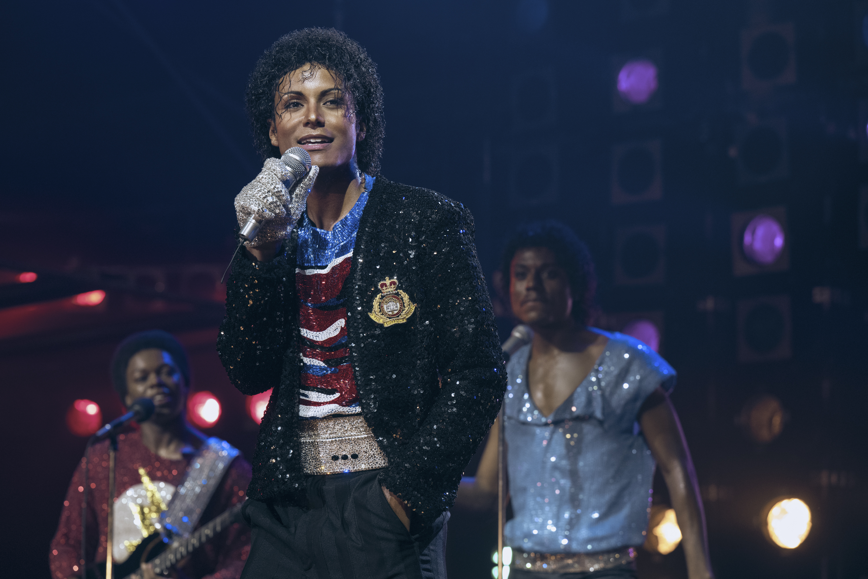 Imagem de Jaafar Jackson caracterizado em cena do filme Michael
