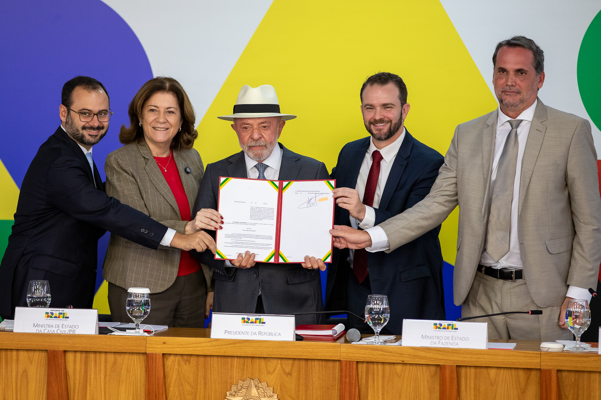 Foto de representantes pol&iacute;ticos federais segurando decreto de Novo Desenrola assinado