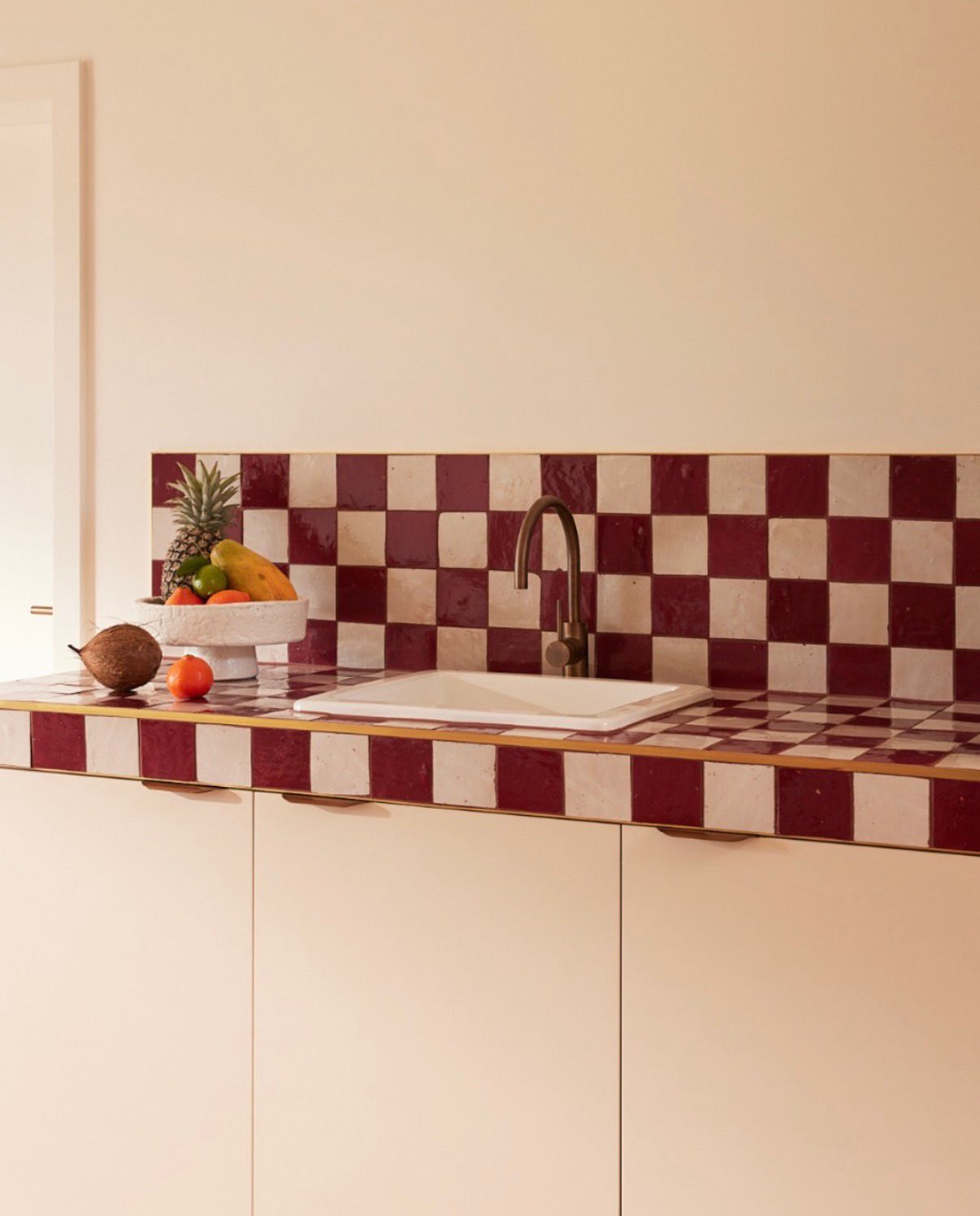 O vintage est&aacute; de volta: conhe&ccedil;a as bancadas de azulejo e inspira&ccedil;&otilde;es retr&ocirc;