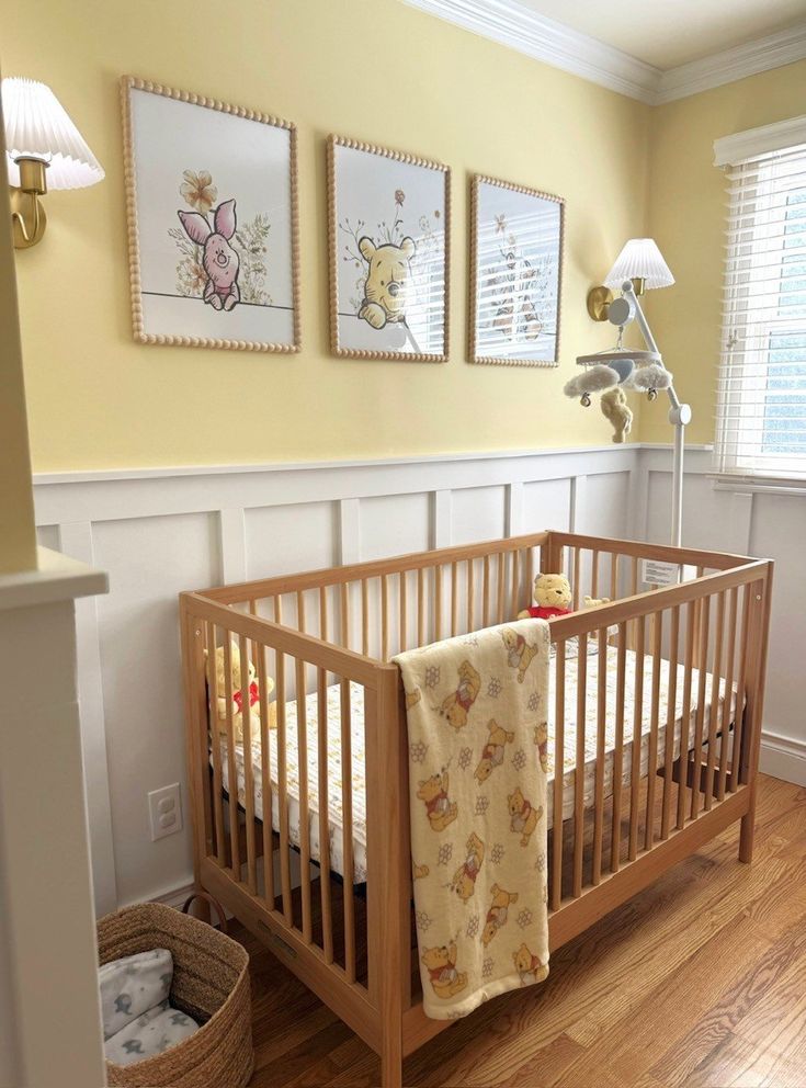 Quarto tem&aacute;tico do Ursinho Pooh cl&aacute;ssico com parede amarela