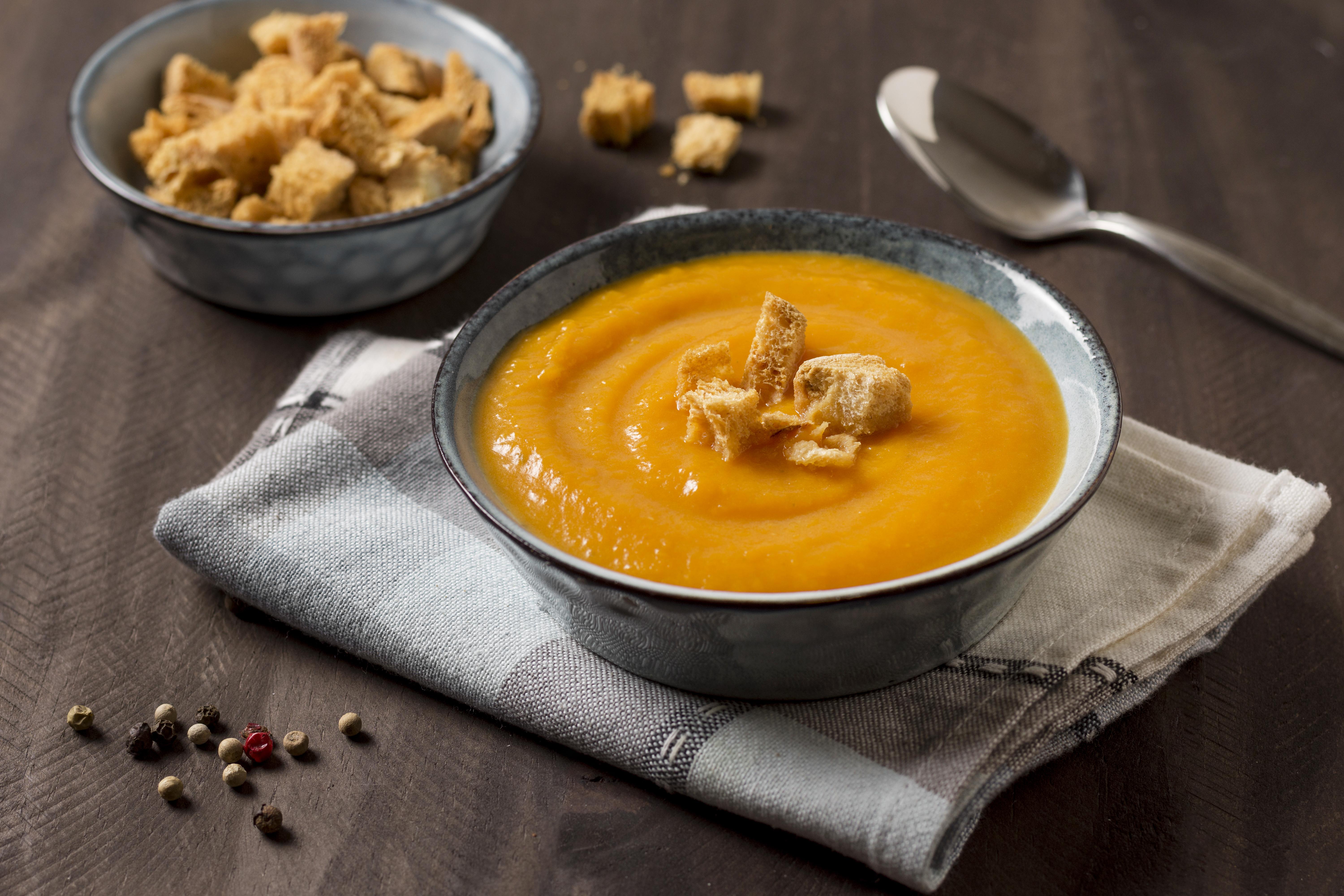 Receitas de sopas e caldos fáceis para os dias frios