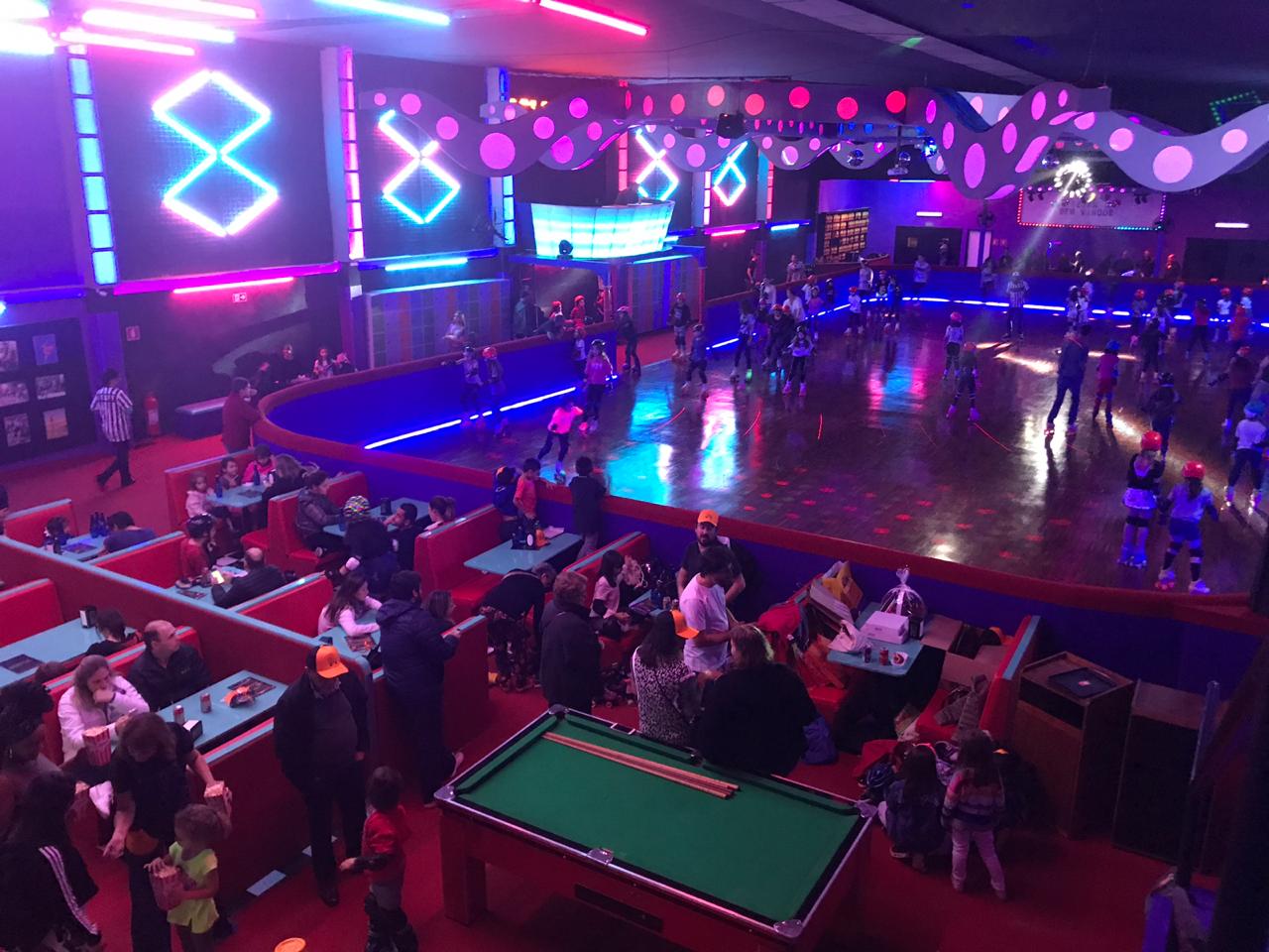 Roller Jam em São Paulo com pista de patinação iluminada em neon, clima retrô dos anos 80