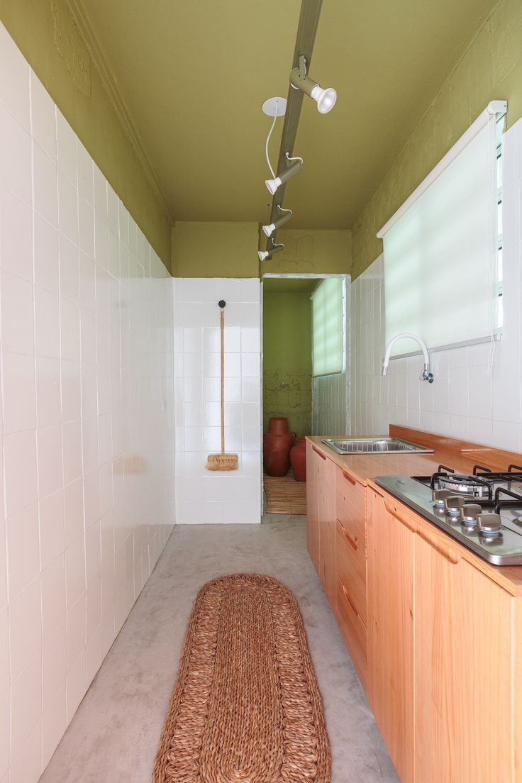 Teto em verde musgo com marcenaria em pinho claro