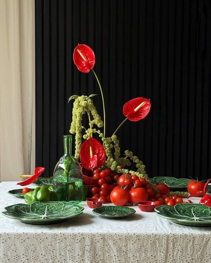 Arranjo com ant&uacute;rios vermelhos, amaranto verde e tomates em composi&ccedil;&atilde;o monocrom&aacute;tica