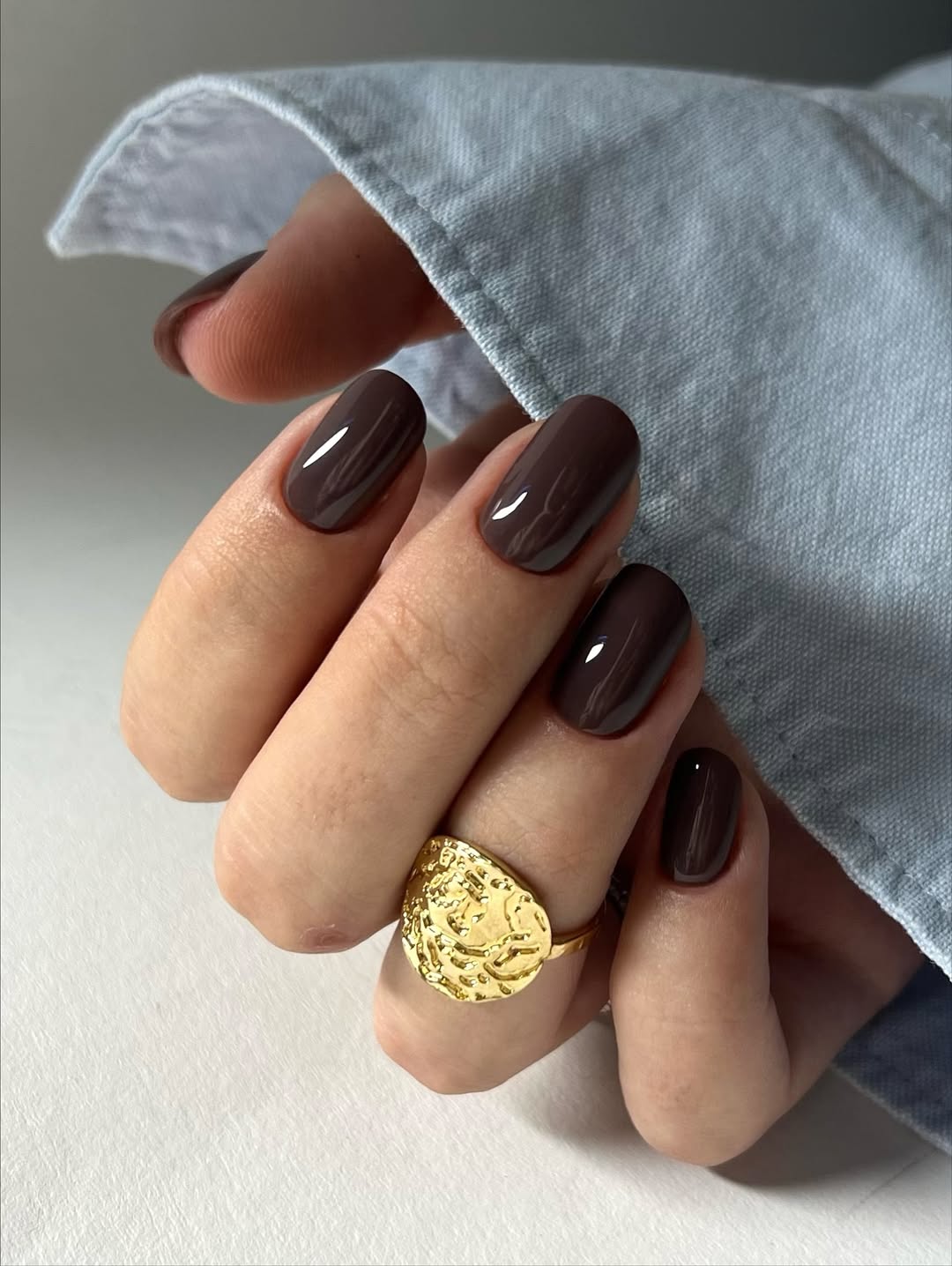 Unhas marrom chocolate curtas com acabamento glossy