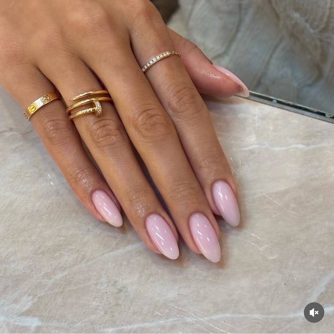 Unhas rosa beb&ecirc; glossy formato amendoado