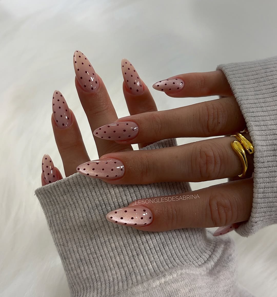 Unhas stiletto po&aacute; bolinhas bord&ocirc; base nude