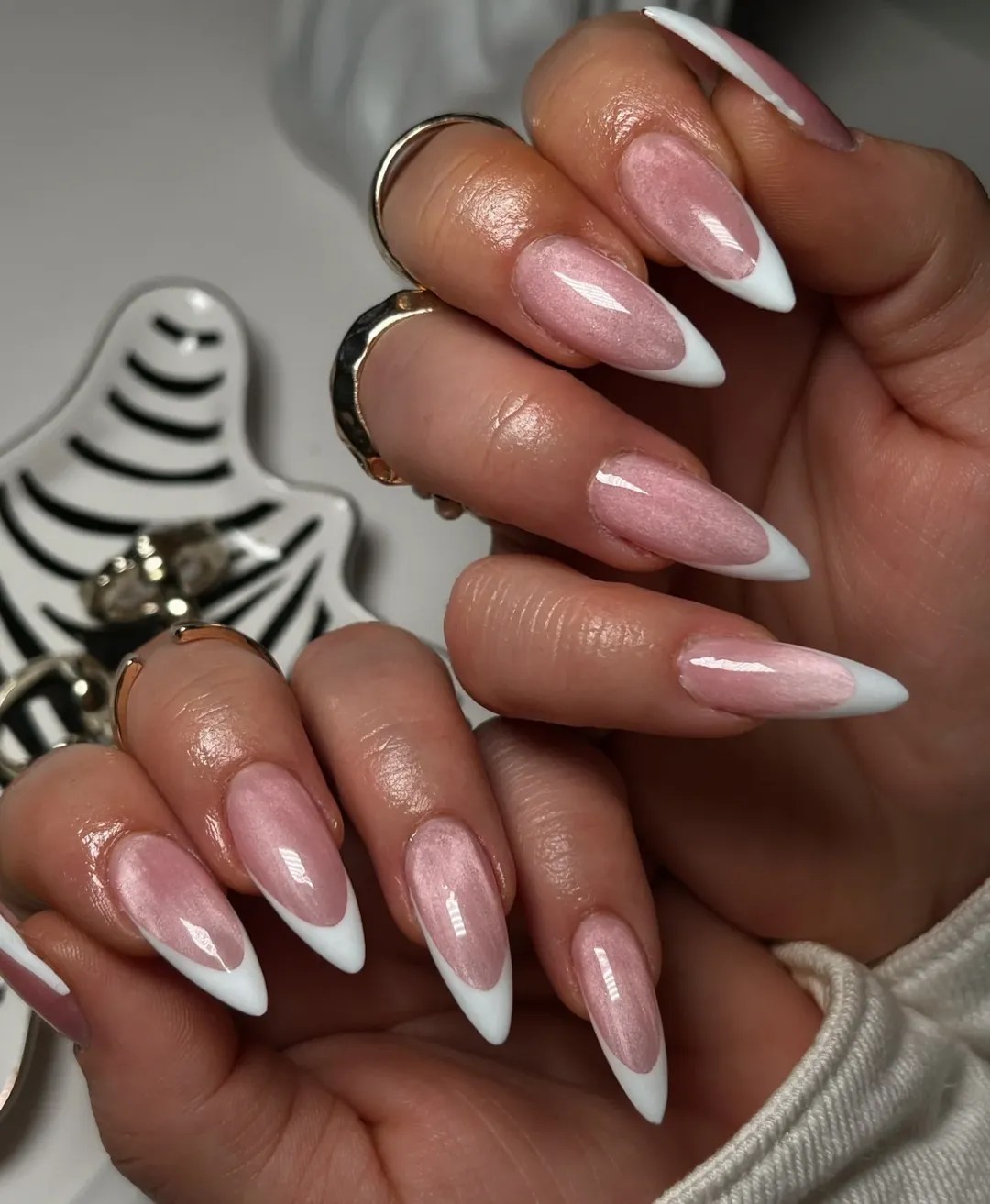 Francesinha stiletto perolada ponta branca