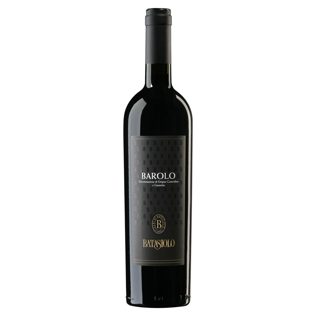 Garrafa de vinho tinto Barolo Batasiolo com r&oacute;tulo preto e letras brancas e douradas, sobre fundo branco