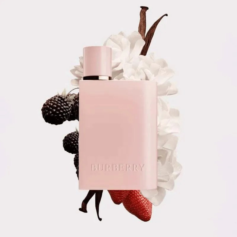 Frasco retangular rosa claro do perfume Burberry, com tampa cil&iacute;ndrica. Ao redor, flores brancas, amoras escuras, morangos vermelhos e favas de baunilha marrons, em fundo branco