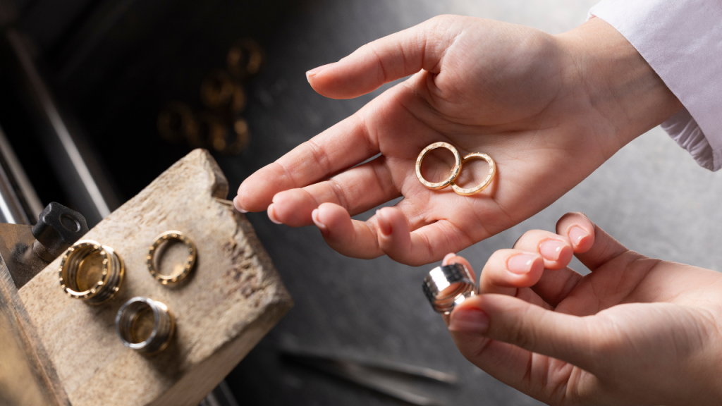 Como são feitas as joias da Bvlgari? O processo artesanal secreto da marca