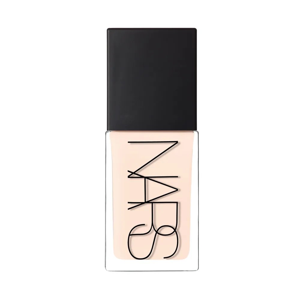 Frasco retangular de base l&iacute;quida NARS com tampa preta e produto bege claro, sobre fundo branco
