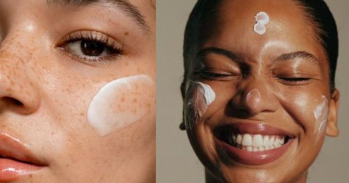 Duas mulheres com creme branco no rosto. &Agrave; esquerda, close-up do olho e bochecha de uma mulher com sardas. &Agrave; direita, mulher sorrindo com os olhos fechados e creme na testa e bochechas