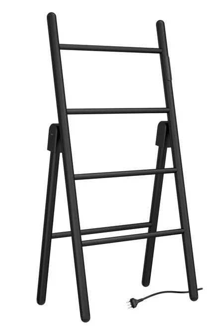 Toalheiro el&eacute;trico preto fosco, com design de escada, quatro barras horizontais e cabo de energia com plugue de tr&ecirc;s pinos na base, sobre fundo branco